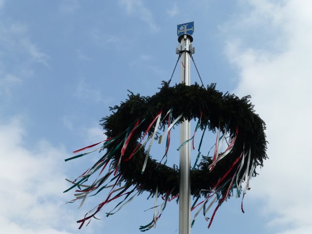 ... nun ist er oben ... der Kranz unter dem Wappen von Möllen!