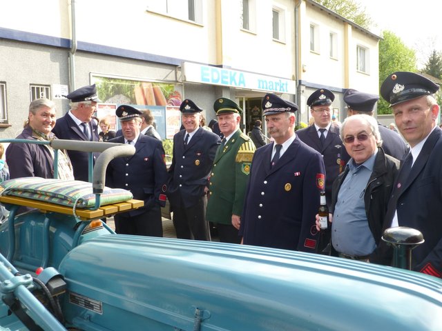 Treffen beim Vorsitzenden der Werbegemeinschaft Ulrich Zipfel zum Abholen des Maikranzes...