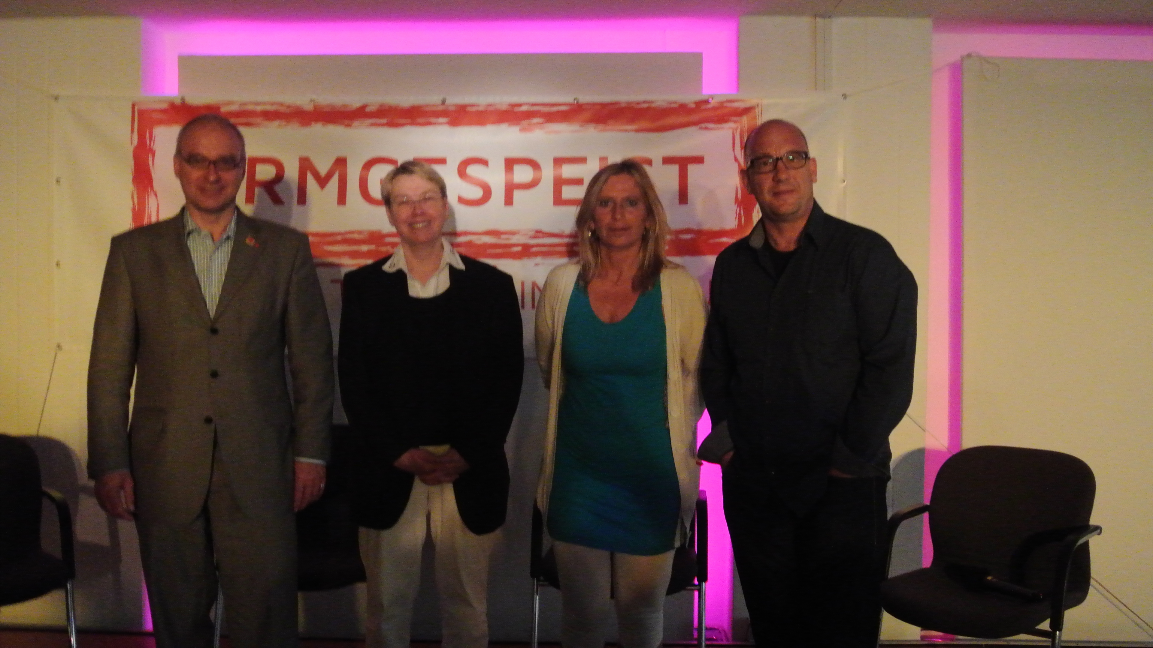 Von links : MdB Matthias W. Birkwald, Tafelgründerin Sabine Werth, Carmen Schuff vom Hamminkelner Tisch e. V, Tafelkritiker Prof. Stefan Selke Podiumsgäste und Publikum werden die ambivalente gesellschaftliche Funktion der "Tafeln" diskutieren. Entlassen Tafeln und ähnliche Angebote den Sozialstaat aus der Verantwortung? Oder gilt: "Gott sei Dank, dass es eine Armenspeisung gibt! Den Sozialstaat können wir uns bald nicht mehr leisten!" Lindern Almosen tatsächlich existentielle Notlagen - oder zementieren
