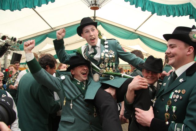 Der 18-jährige Robin Memminger aus Elten (Bildmitte) holte durch den Sieg beim Prinzenschießen den Bezirksjungschützentag 2014 nach Elten. (Foto: Frithjof Nowakewitz)