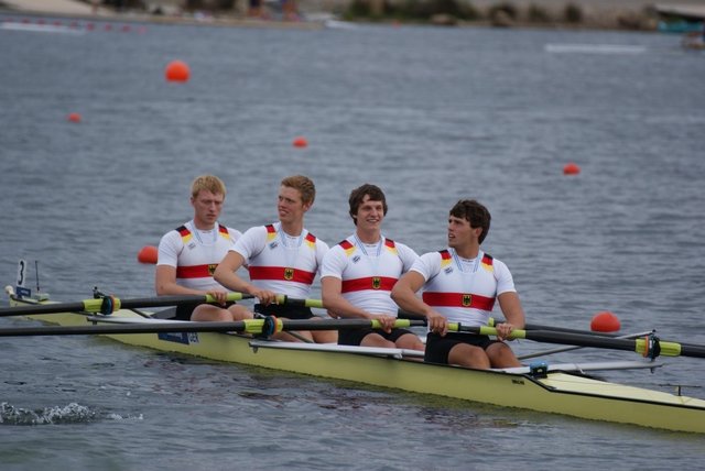 Lukas Müller (Schlagmann) im siegreichen Vierer ohne Steuermann in Eton 2011, auch 2013 wieder im Nationaltrikot.