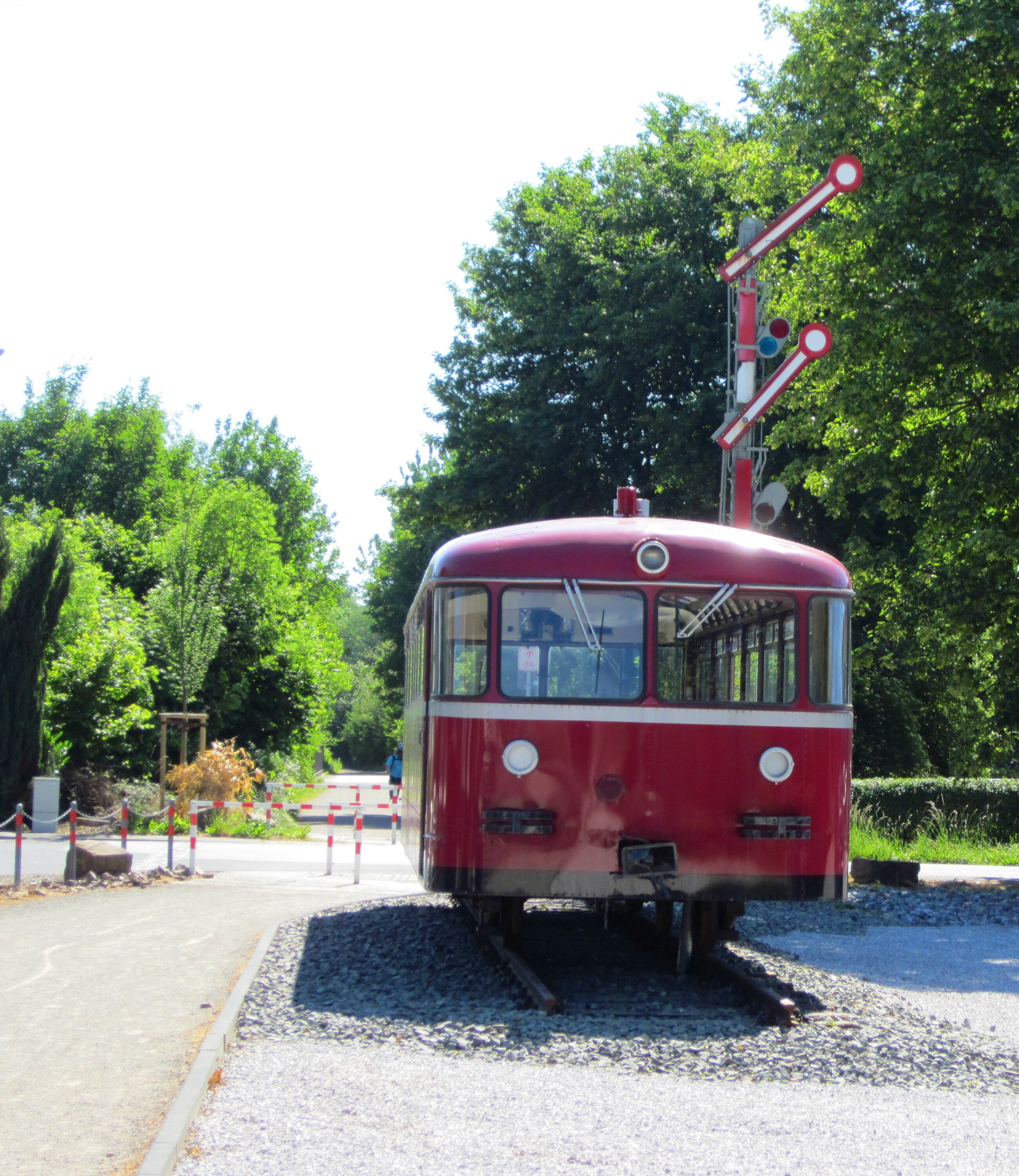 Schienenbus als Denkmal auf der ehemaligen "Sambatrasse" in Wuppertal-Cronenberg.