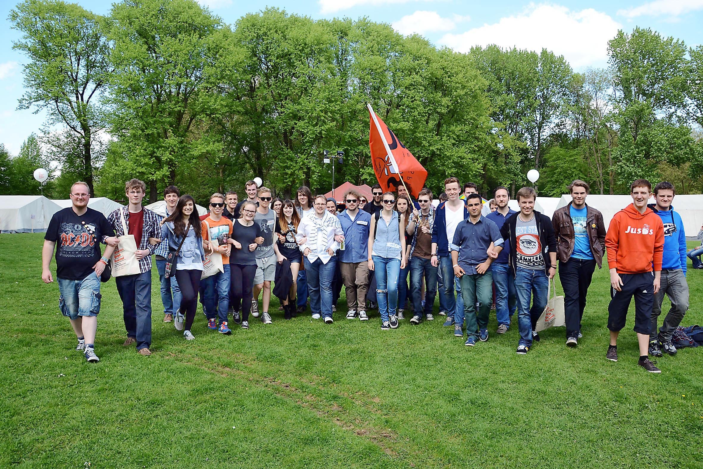 Im Fredenbaumpark treffen sich junge Leute aus aller Welt zum Jugendfestival, heute laufen sie in einem Demo-Zug von der Nordstadt in die City.