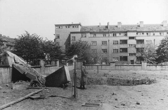 Volltreffer am Erdbunker Schule Gneisenaustraße