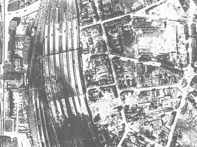 Der Duisburger Hauptbahnhof und das Gebiet von Neudorf auf einem Aufklärerfoto - oben rechts der Ludgeriplatz von dort nach unten rechts die Blumenstraße