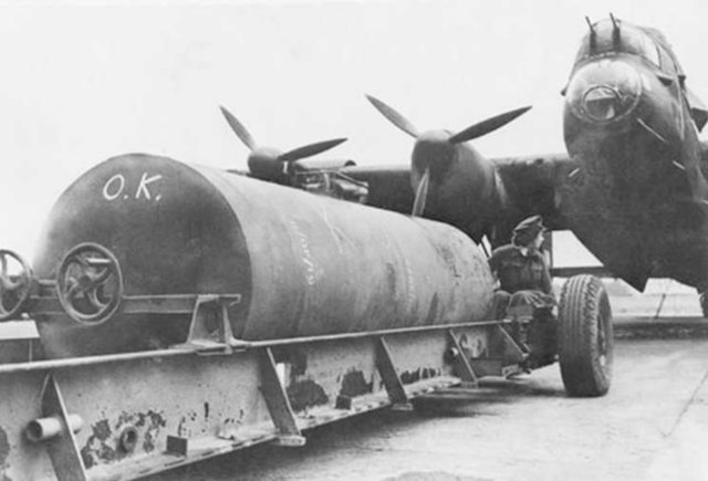Die Maschinen werden mit Bomben beladen - hier eine Luftmine