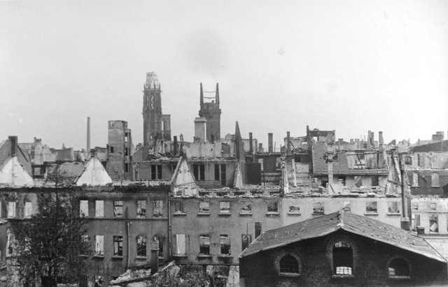 Block vom Bunker zur Münzstraße und den Ruinen des "Dreiklangs"