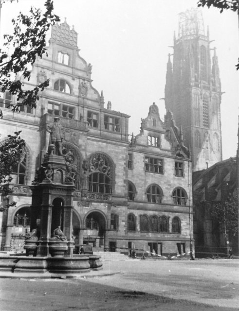 Rathaus und Salvatorkirche