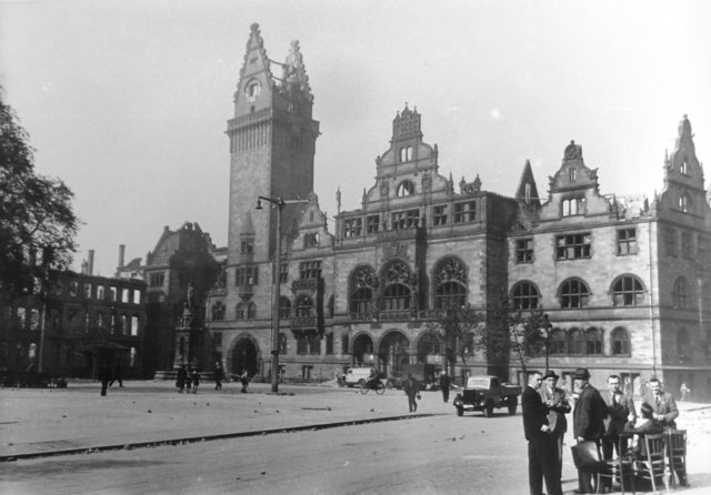 Das Rathaus am Burgplatz - links das Verwaltungsgebäude II und der ausgebrannte „Europäische Hof“