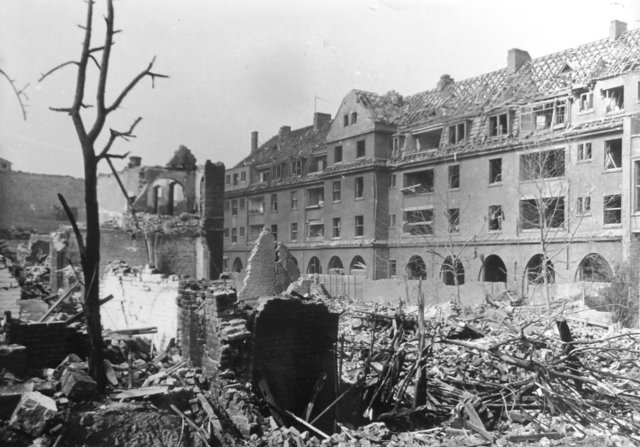 Zerstört ist die Schule Am Buchenbaum - hinten die Hohestraße