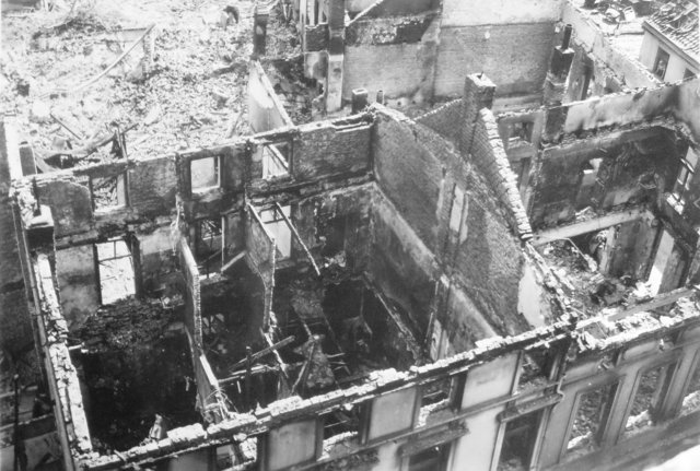 Blick vom Bunker auf die Ruinen der Oberstraße