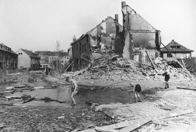 Falkstraße - Kinderspiel in den Trümmern