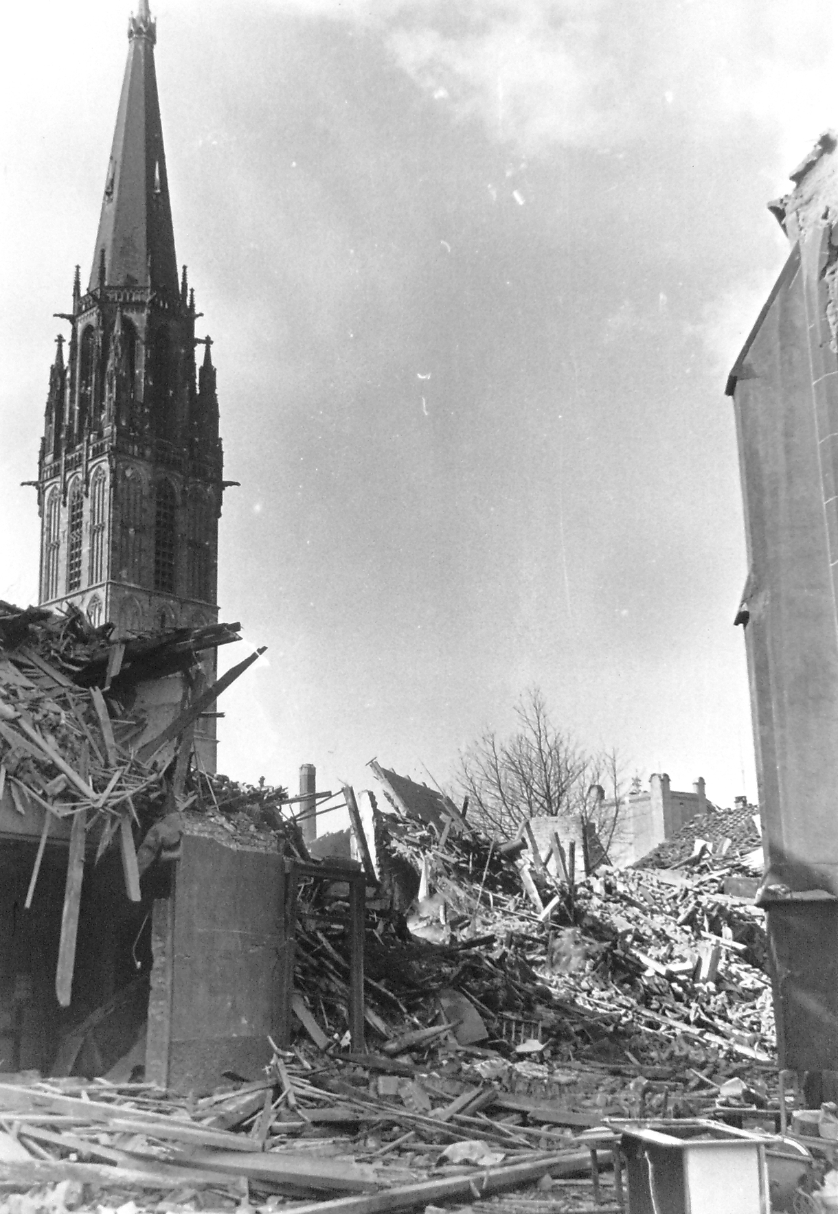 "Aiming Point Cathedral" - Am 27. April 1943 wurde wohl das letzte Foto des Turms der Salvatorkirche gemacht, der für den Angriff am 13. Mai 1943 den Zielpunkt bildete
