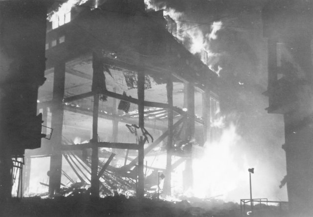In dieser Nacht brennt das alte KARSTADT Kaufhaus an der Poststraße / Ecke Münzstraße aus