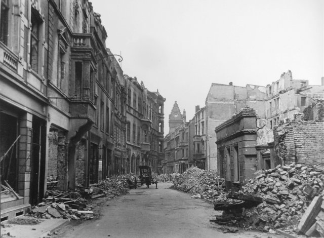 Gutenbergstraße - Blick zum Rathaus