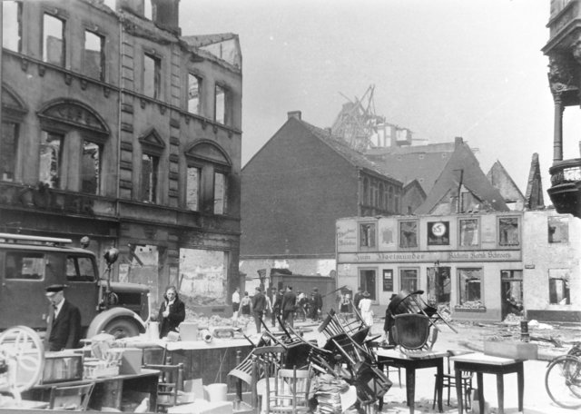 Friedrich Wilhelm Platz - Blick in die Steinsche Gasse - Rechts die Umgasse und links das "Kaffee Germania" - hinten der Bunker Universitätsstraße