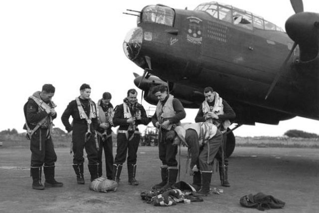 Die Besatzungen überprüfen ihre Ausrüstung