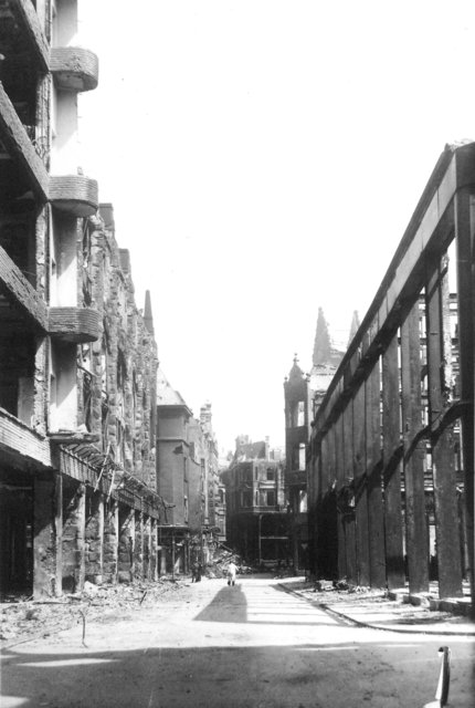 Beekstraße mit ausgebranntem Kaufhaus HORTEN - rechts und Fahning - links