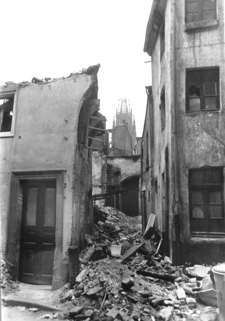 Holzgasse - Blick auf den zerstörten Turm der Salvatorkirche