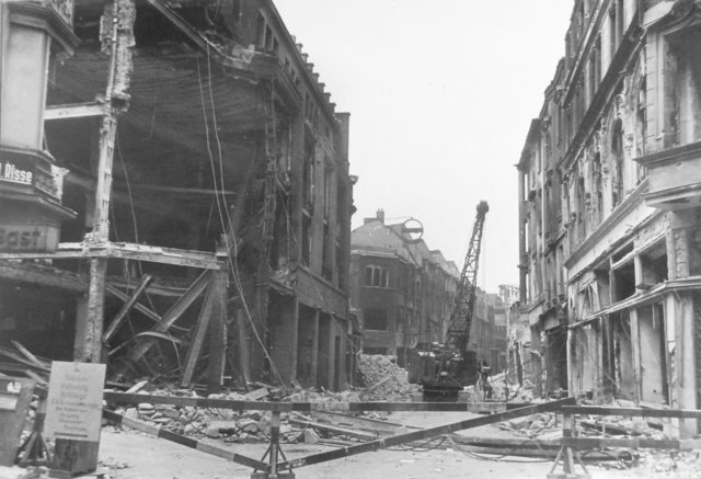 Blick von der Poststraße in die Münzstraße - links das ausgebrannte KARSTADT Haus
