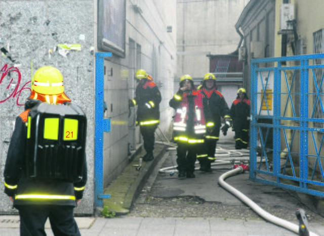 Durch eine Tür im Durchgang zwischen Karstadt-/ Hertie-Haus und einem angrenzenden Gebäude an der Bahnhofstraße drang die Feuerwehr in das ehemalige Kaufhaus ein.   Fotos: Detlef Erler