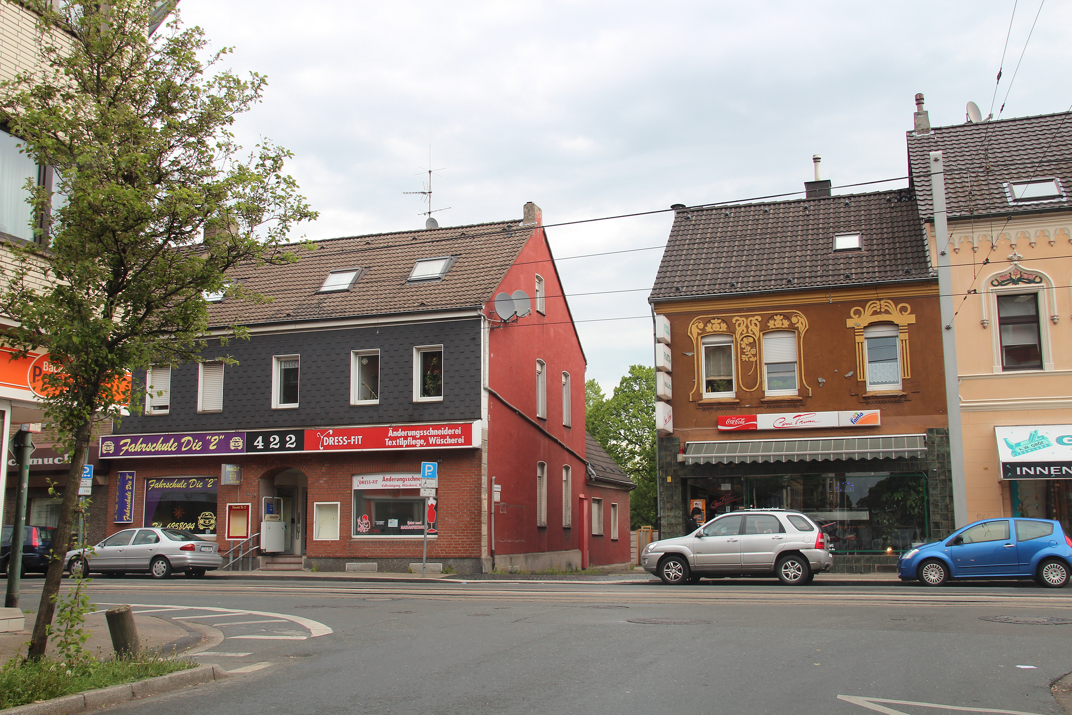 Das gegenüberliegende linke Haus mit der großen Hausnummer 422 wird der Einfahrt für den Aldi-Markt weichen. Die Einfahrt liegt damit schräg gegenüber der Straße Himmelpforten.
