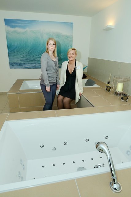 Therapeutin Diana Eberwein (l.)und Susanne Hogrefe, Leiterin von JoHo CURAvita, stellten u.a. den neuen Spa-Raum vor.