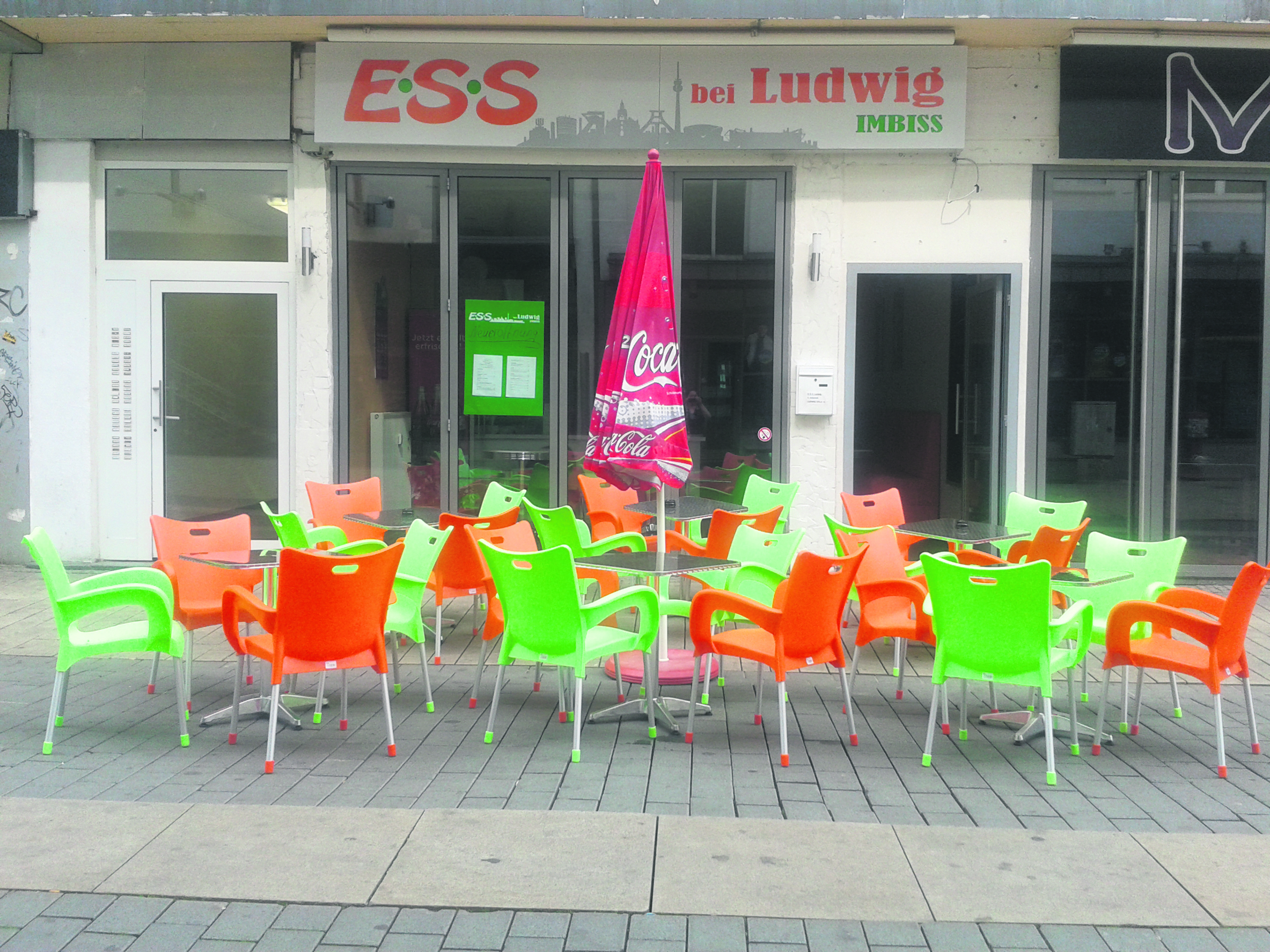 Ganz in der Nähe des Konzerhauses bietet der E.S.S. Imbiss Schnitzel, Currywurst, Salate und Pommes an.