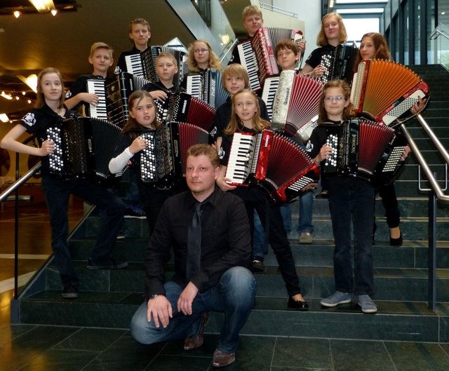 Die beiden jugendlichen Ensembles mit ihrem Leiter Ruslan Maximovski nach ihrem Auftritt im Festspielhaus; zu diesem Zeitpunkt wissen sie noch nicht, dass sie auf dem "Siegertreppchen" stehen ... 10. Mai 2013