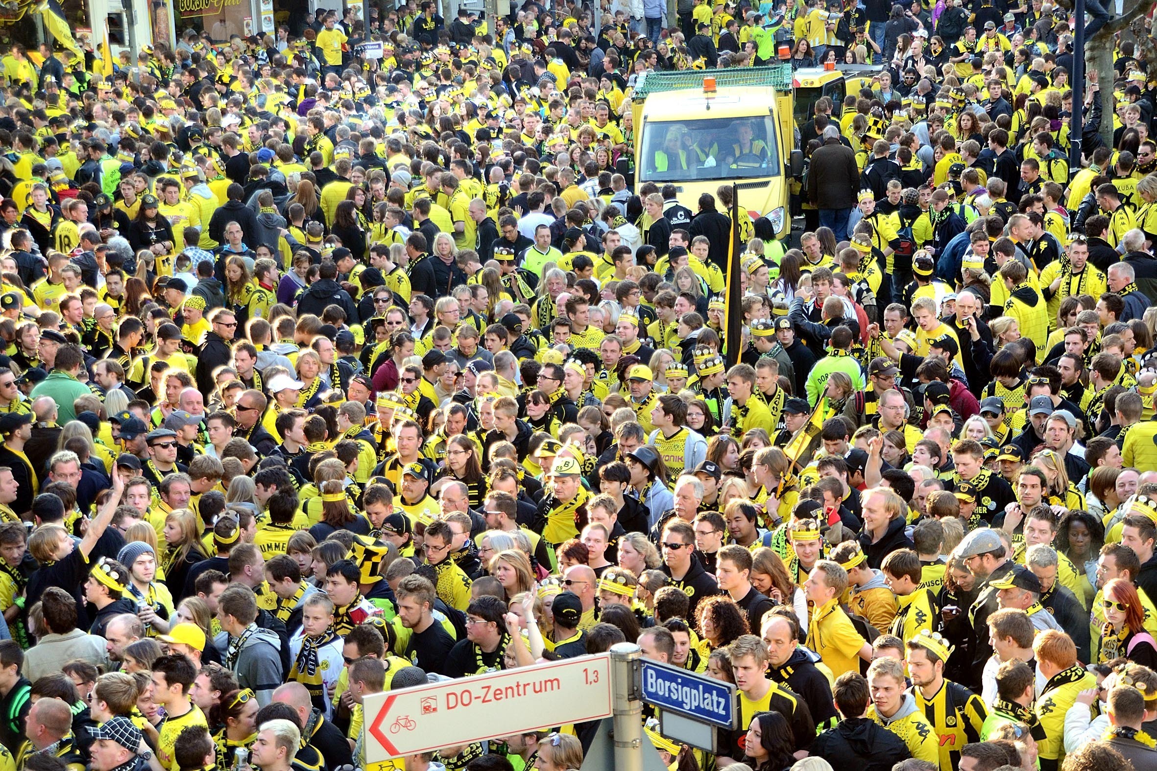 Wenn der BVB den Henkelpott heimholt und der Korso am Sonntag über den Borsigplatz rollt, wollen die Sicherheitskräfte mehr Platz schaffen.
