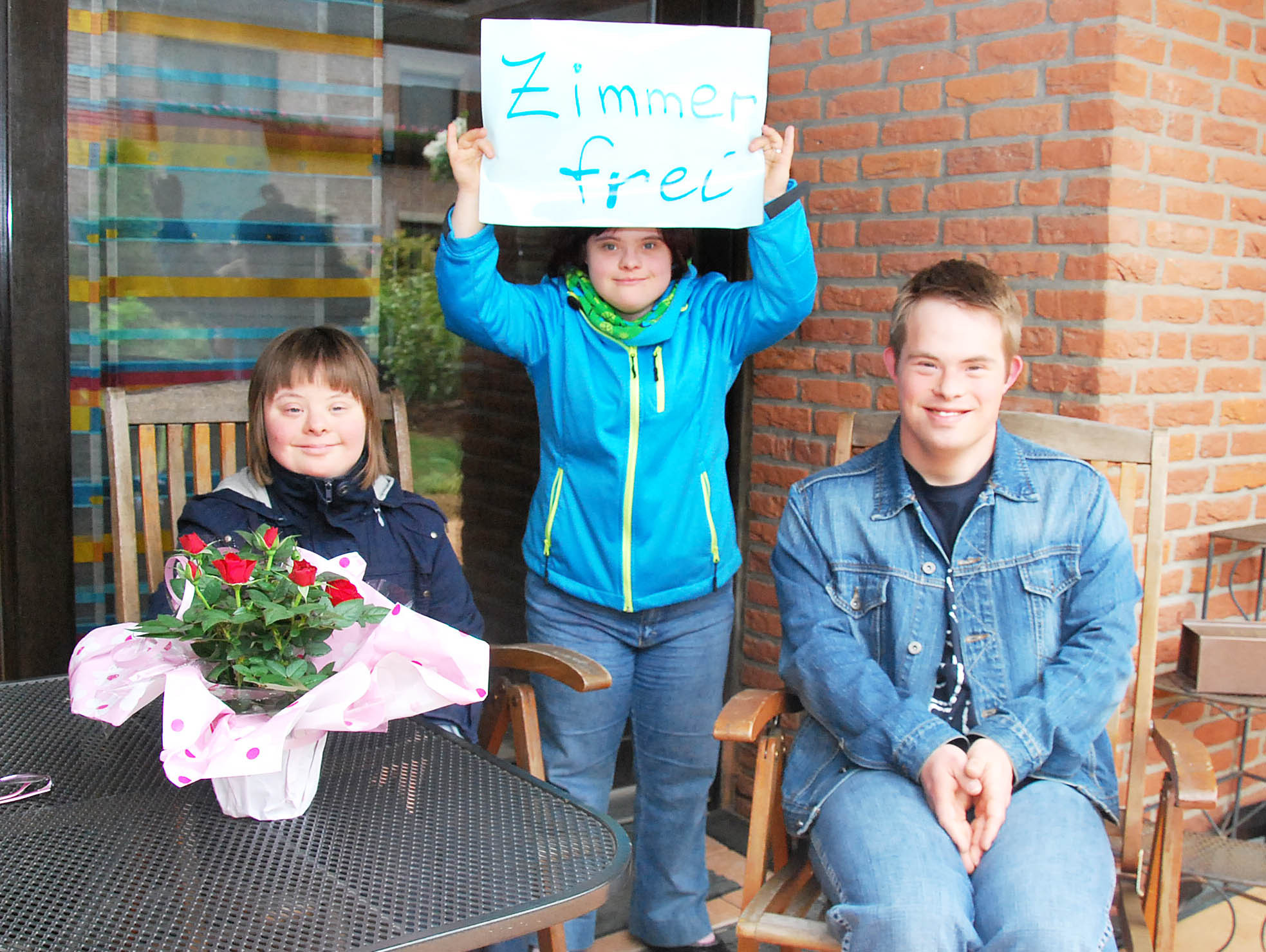 Zimmer frei: Nina Spitz (stehend) und ihre künftigen Mitbewohner Daniel van Rienen und Eva Stiel freuen sich schon auf den oder die Vierte(n) im WG-Bunde.