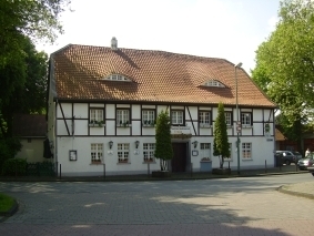 Das denkmalgeschützte Stammhaus wurde 1604 erstmals als Rodtehuis erwähnt. Sein tonnengewölbter Keller ist als ältester Gebäudeteil erhalten. Der abgebildete zweigeschossige Fachwerkbau stammt aus dem frühen 19. Jahrhundert.