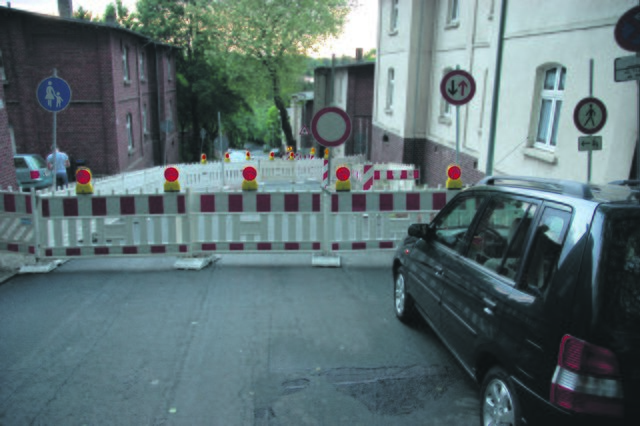 Nur für Fußgänger und Radfahrer passierbar ist seit Donnerstag die Straße „Am Röderschacht“ im Bereich der Hausnummern 14 und 16.
