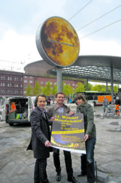 Die letzten Arbeiten wurden in diesen Tagen beendet. Der „neue“ Buschmannshof bietet von heute an den Wanner Mondnächten wieder eine Heimat. Ein tolles Programm mit ganz viel Musik bis einschließlich Sonntag versprechen Stadtmarketing-Geschäftsführer Holger Wennrich (l.), Kollegin Sabrina Montino und Dirk Ruß vom Stadtumbaubüro „Jetzt Wanne“. Foto: Rüsing
