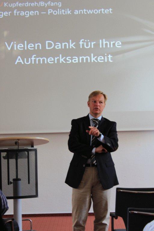 Ratsherr Dirk Kalweit (CDU) am Ende seines Vortrages zum Thema "Leben mit der Bundesautobahn - technische Varianten der Lärmreduzierung". Kalweit fordert eine zeitnahe Verbesserung der Lärmschutzmaßnahmen auf der A 44 in Byfang, Dilldorf und Kupferdreh. Vielfache Gespräche dazu wurden bereits seitens der CDU Kupferdreh/Byfang mit der zuständigen städtischen Beigeorden Simone Raskob geführt.