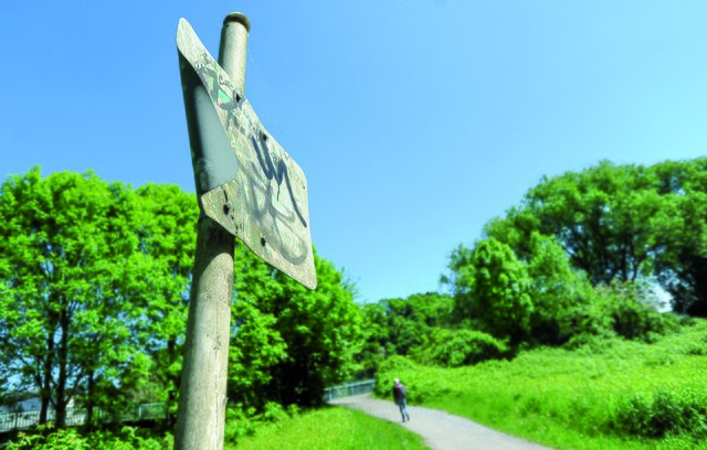 Schilder werden verbogen, zerkratzt oder bemalt. | Foto: PR-Foto Köhring/PK