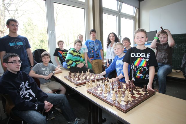 Die Schach AG am Woeste-Gymnasium mit ihrer prominenten Trainerin Carmen Voicu-Jagodzinsky.