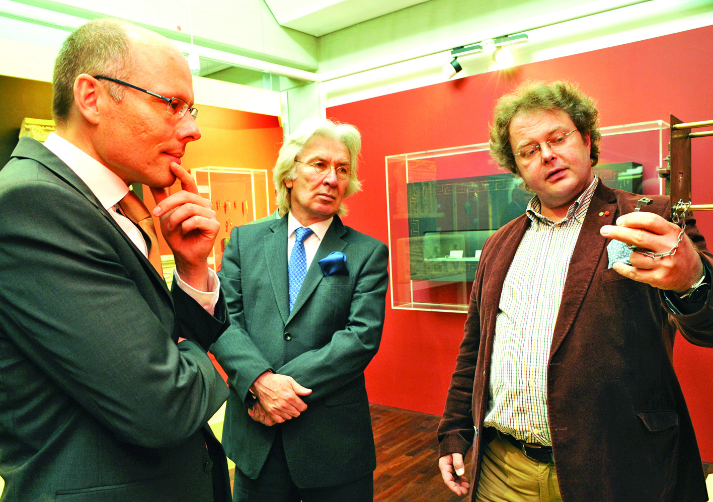 Botschafter Hüseyin Avni Karslioglu (Mitte) und der Abgeordnete Peter Beyer (links) ließen sich vom Museumsleiter Dr. Ulrich Morgenroth die Geschichte des Schlosses erklären. Fotos: Bangert