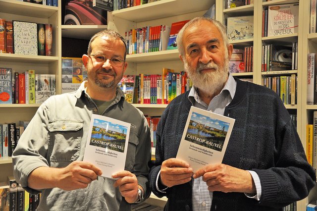 Klaus Michael Lehmann (r.) und Fotograf Franz-Georg Wand stellen in ihrem Buch „Castrop-Rauxel – Sehenswürdigkeiten, Denkmale und Wanderziele“ zahlreiche Attraktionen vor. Foto: Vera Demuth