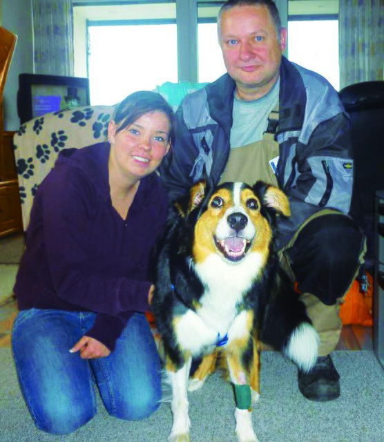 Maja zusammen mit ihren Rettern von Pro Vita Animale, Cindy Schubert und Uwe Dilthey (1. Vorsitzender) Foto: Pro Vita Animale