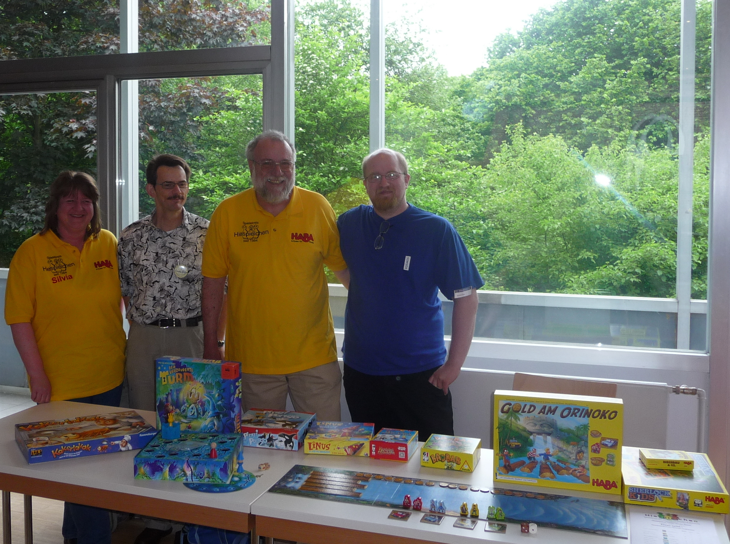 HIESPIELCHEN erkären Kinderspiele - von links Silvia und Franz-Peter Kastner, Friedel Hoffmann und ein KOSMOS-Erklärbär.