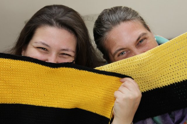 Stolz zeigen die "Stricklieseln" die ersten fertigen Stücke.