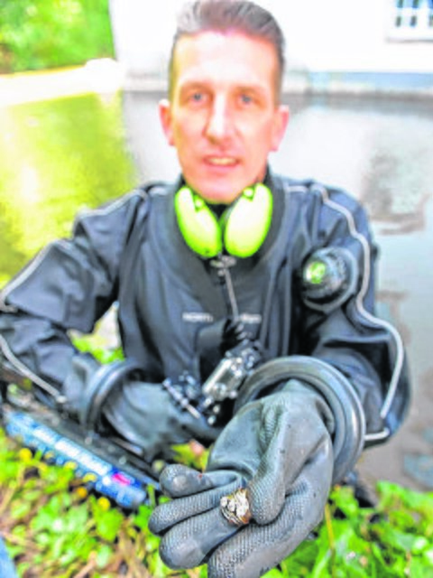 Nach knapp 45 Minuten war die Suche von Erfolg gekrönt, der wertvolle Ring gefunden. | Foto: Winkler