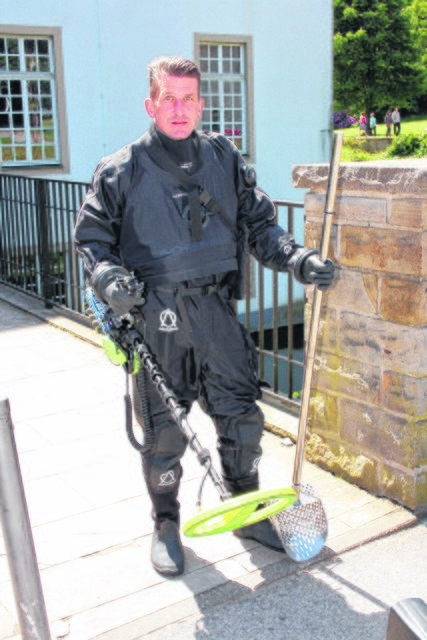 Mit dem Unterwasserdetektor macht sich Dirk Niggemann auf die Suche nach dem verschwundenen Ring. | Foto: detectorist