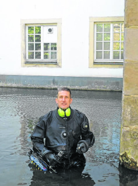 Tief war das Wasser im Wassergraben zwar nicht, die Suche nach dem Ring war dennoch eine kniffelige Angelegenheit für die Hobby-Schatzsucher. | Foto: Winkler