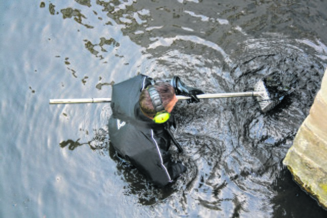 Das schlammige Wasser macht die Suche nicht gerade einfach. | Foto: detectorist