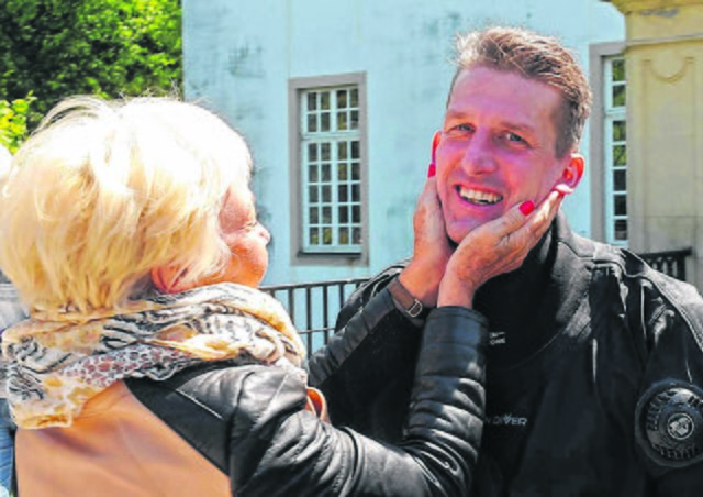 Für den Schatzsucher gab´s ein dickes Dankeschön von Monika Fleck. | Foto: Winkler