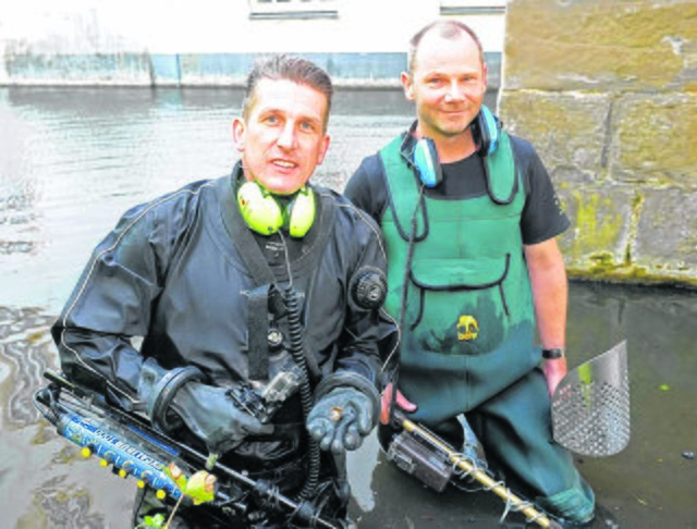 Dirk Niggemann (l.) und Markus Wyes sind Hobby-Schatzsucher. | Foto: Winkler