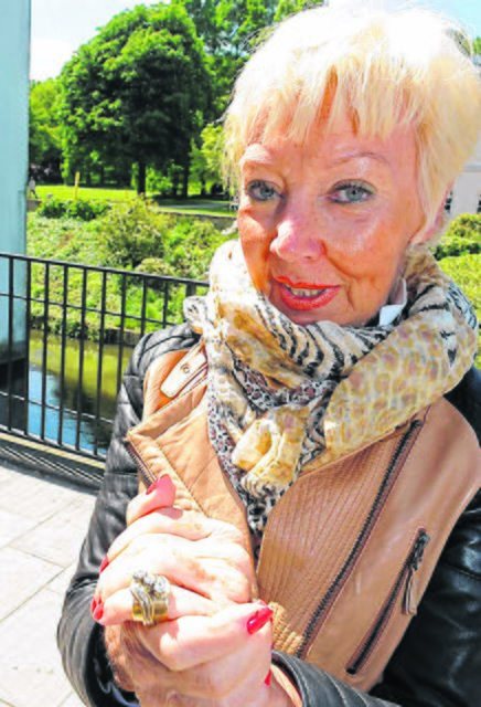 Im Herbst hatte die Hamburgerin den Ring beim Entenfüttern am Schloss verloren. Er rutschte vom Finger und versank im Wassergraben. | Foto: Winkler