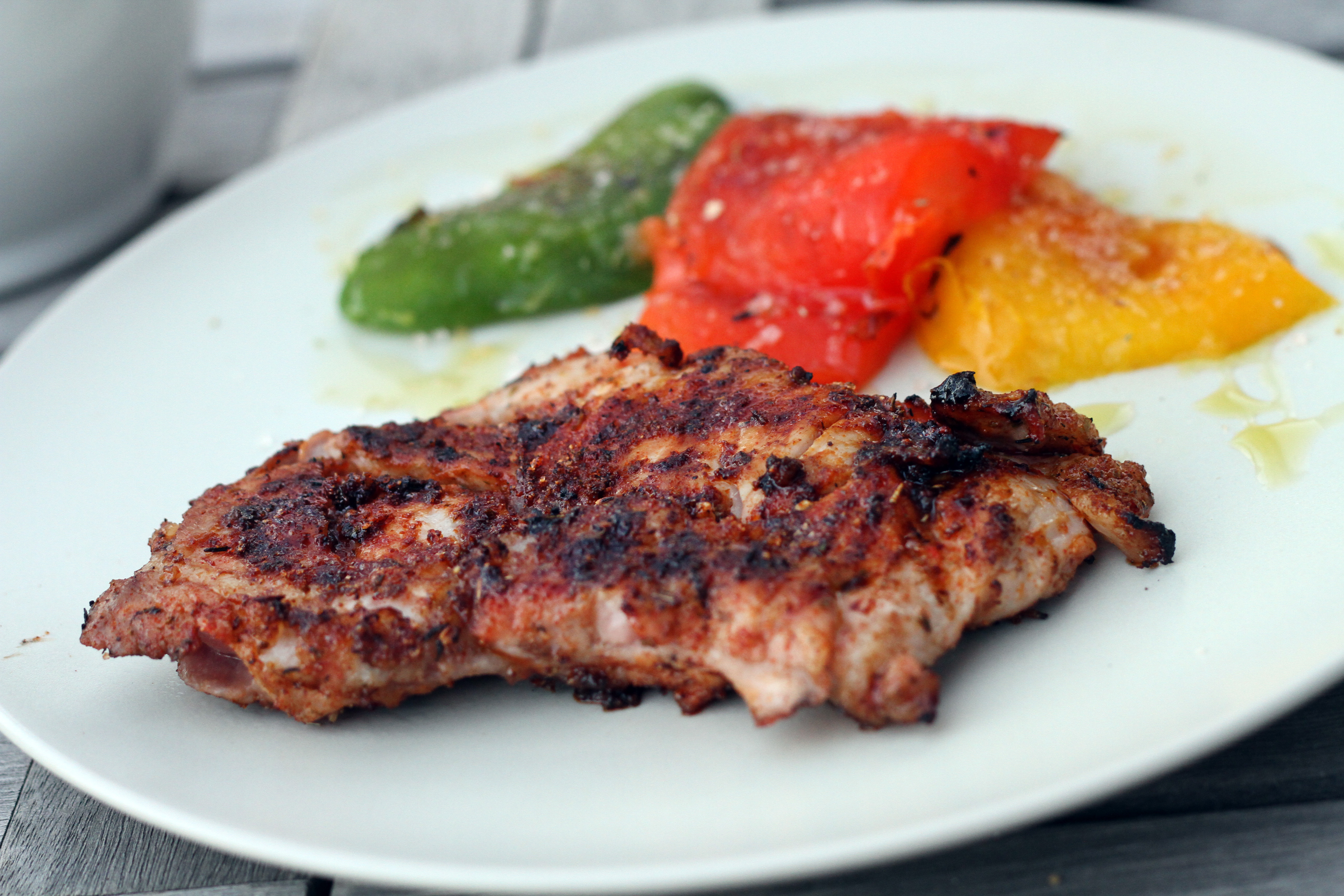 Zart und mit schmelzendem Fett: Kachelfleisch verträgt wie jedes gegrillte Stück Schwein auch süße Gewürzkomponenten, wie hier den Magic-Dust-Rub und die gegrillte Paprika.